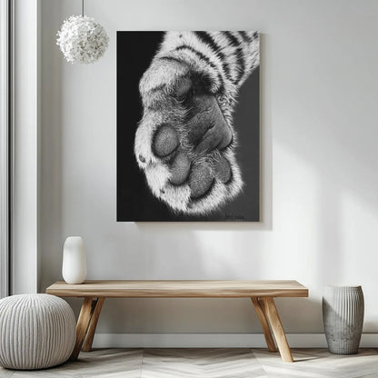 Cuadro para salón moderno de un dibujo al carboncillo en hiperrealismo de una zarpa de tigre.