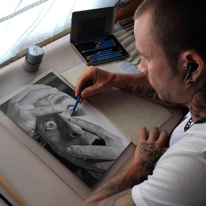 El artista David ateo en el proceso de un dibujo hiperrealista a grafito.