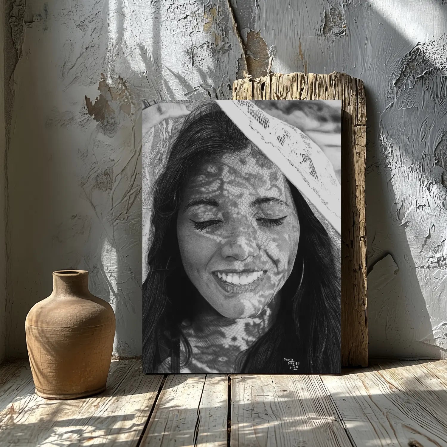 Decoración de dormitorio minimalista con un cuadro de retrato realista en blanco y negro que transmite paz y luz natural.