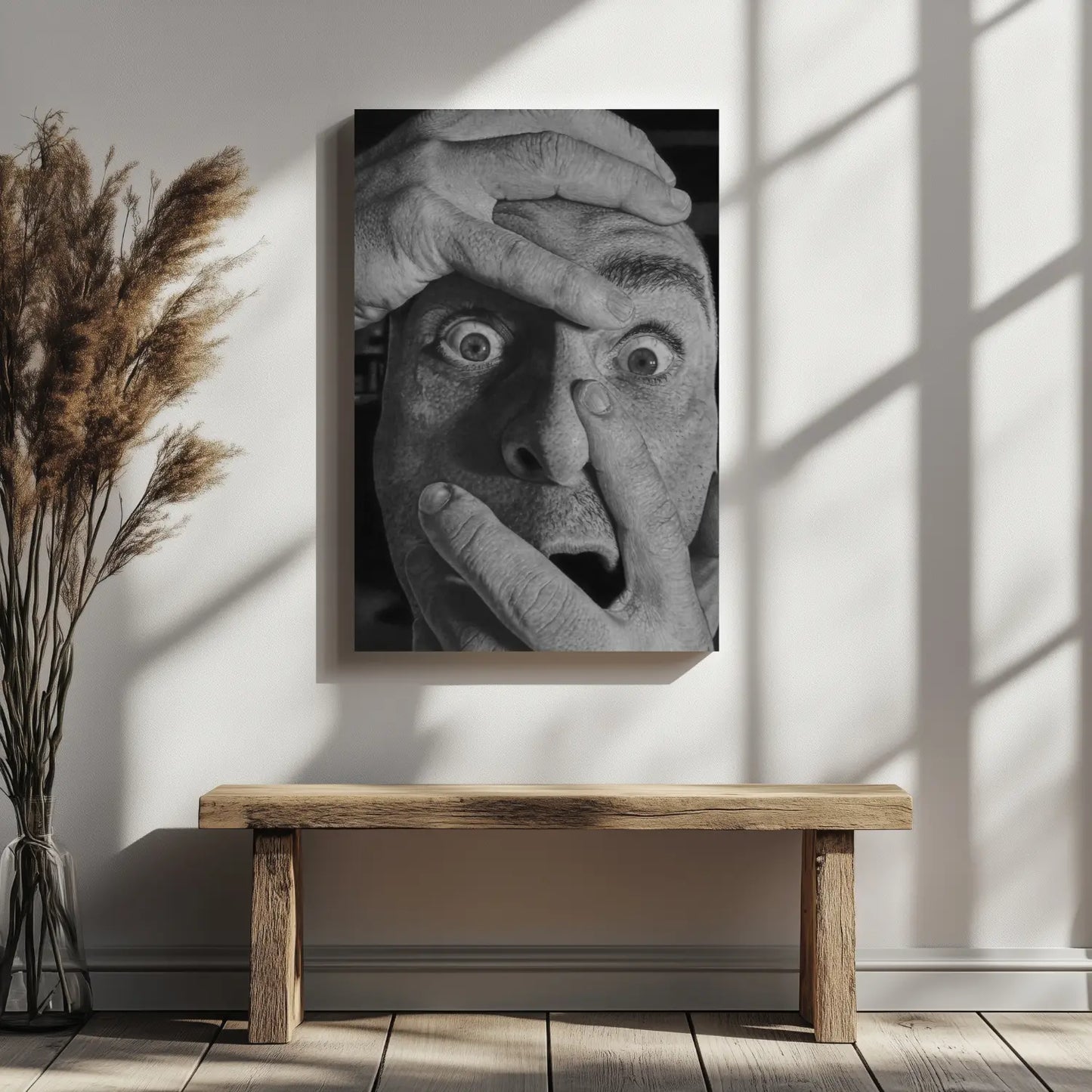 Primer plano de los detalles hiperrealistas de los poros y la expresión de las manos en el dibujo a grafito El Grito Silencioso.