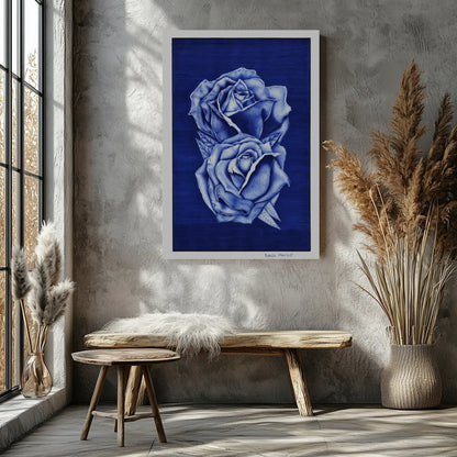 Ejemplo de decoración de pared con una lámina de rosas azules, aportando un toque artístico y sereno a un ambiente moderno.