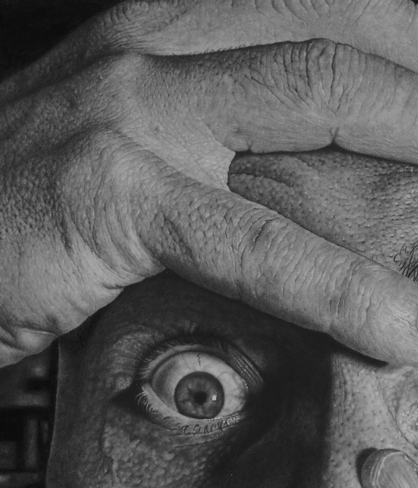 Primer plano del ojo muy abierto mostrando pánico y los dedos presionando la piel de la frente con gran realismo.