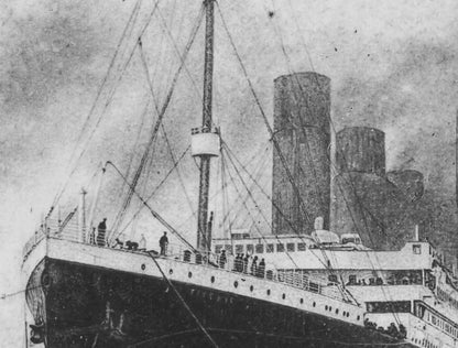 Primer plano de la proa del Titanic mostrando el detalle minucioso del trazo a lápiz y la estructura del barco.