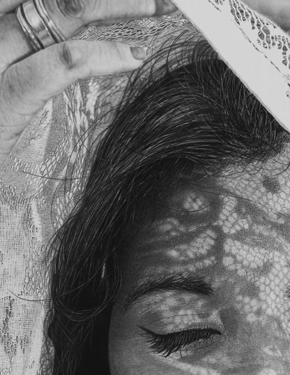 Primer plano mostrando la textura realista de la piel y el complejo patrón del encaje sobre la frente.
