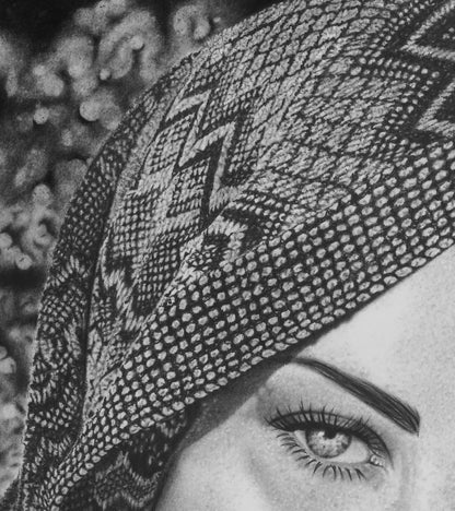 Primer plano mostrando el complejo patrón del tejido del pañuelo y las sombras proyectadas sobre la frente.