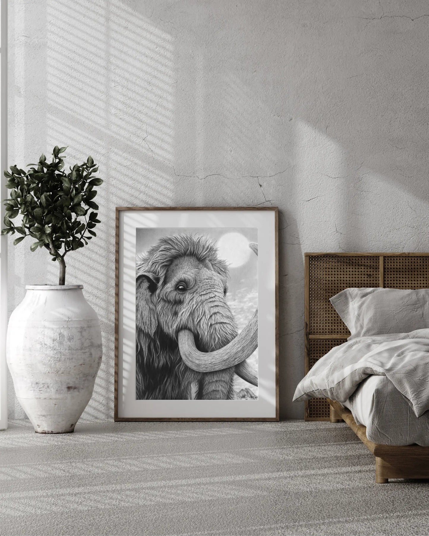 Dibujo a carboncillo de un mamut. El hiperrealismo se centra en la textura del pelaje largo y denso, y los grandes colmillos curvados que dominan la composición.