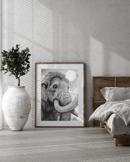 Dibujo a carboncillo de un mamut. El hiperrealismo se centra en la textura del pelaje largo y denso, y los grandes colmillos curvados que dominan la composición.