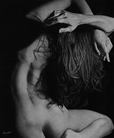 Dibujo a lápiz al carboncillo de una mujer desnuda de espaldas con pose sensual y artística.