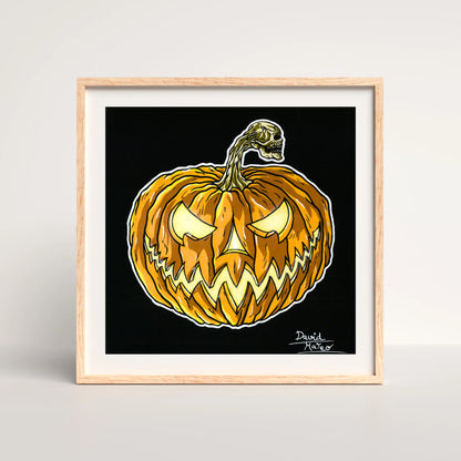 Cuadro enmarcado en madera clara, con una calabaza de Halloween. Es ideal para decoración festiva de otoño, espacios temáticos o arte que celebra lo macabro.