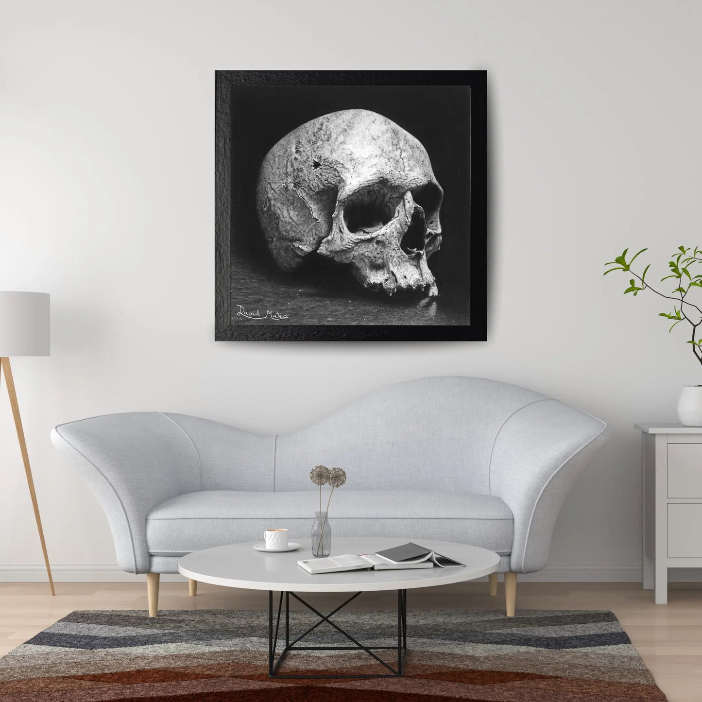 Dibujo a carboncillo de una calavera con grietas y agujero de bala. Dibujo a lápiz para la decoración de interiores.