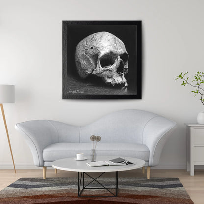 Dibujo a carboncillo de una calavera con grietas y agujero de bala. Dibujo a lápiz para la decoración de interiores.
