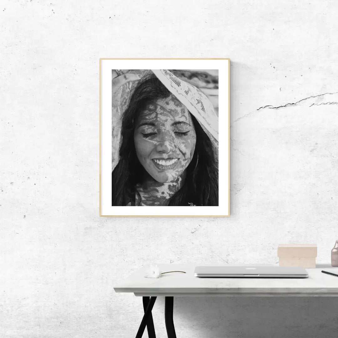 Cuadro enmarcado en blanco de un retrato femenino en blanco y negro. Ideal para decoración minimalista, nórdica y clean, añadiendo un toque de luz natural y arte.