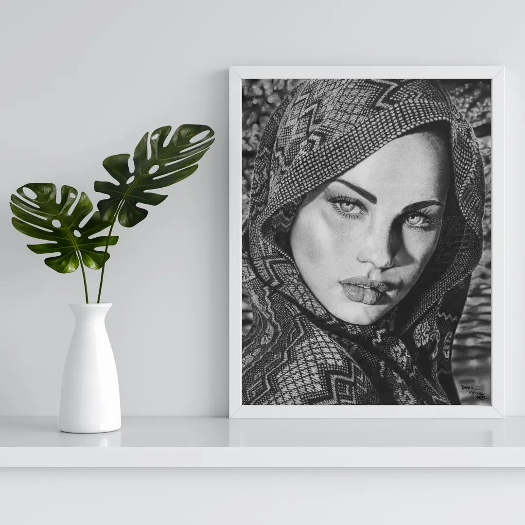 Imagen de maqueta con lámina vertical de dibujo a lápiz de mujer de estilo oriental, decorando una pared azul y un mueble minimalista.