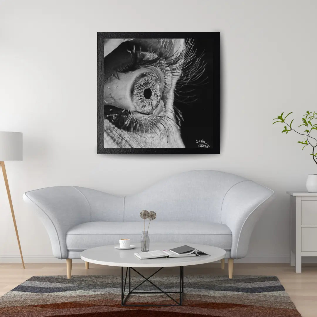 Primer plano extremo del ojo: un dibujo a carboncillo que muestra venas, poros y detalles crudos de la anatomía ocular. Hiperrealismo técnico de alto contraste.