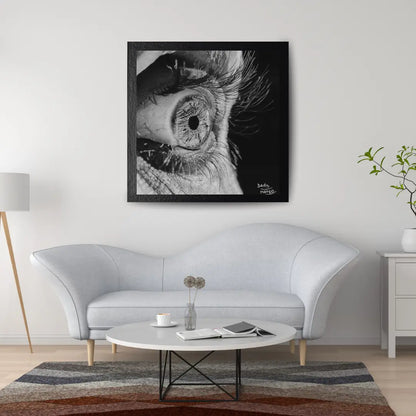 Primer plano extremo del ojo: un dibujo a carboncillo que muestra venas, poros y detalles crudos de la anatomía ocular. Hiperrealismo técnico de alto contraste.