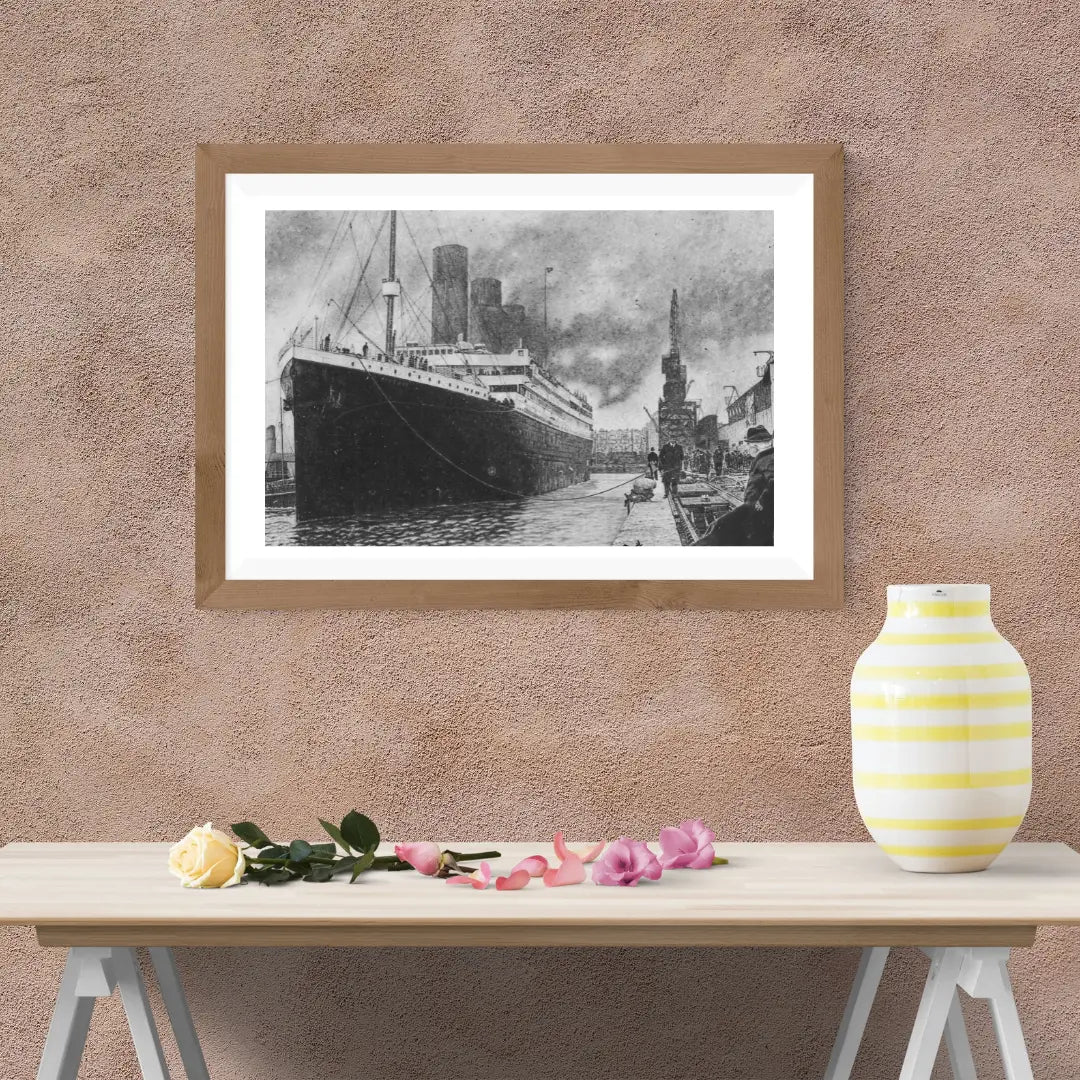 Cuadro enmarcado en blanco con un dibujo monocromático de un barco de época. Ideal para decoración minimalista, oficinas o para amantes del arte naval en la pared.