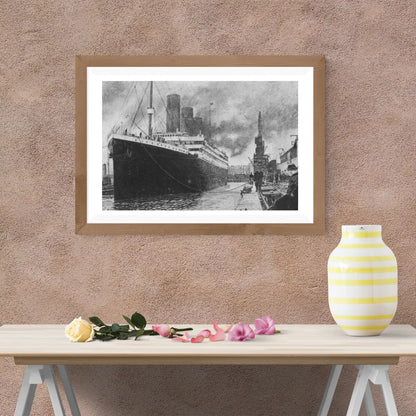 Cuadro enmarcado en blanco con un dibujo monocromático de un barco de época. Ideal para decoración minimalista, oficinas o para amantes del arte naval en la pared.