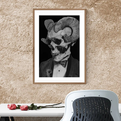 Impresión artística para pared de un cráneo con cuernos de carnero, con referencias a la iconografía mística y el Baphomet. Arte oscuro de David Mateo.