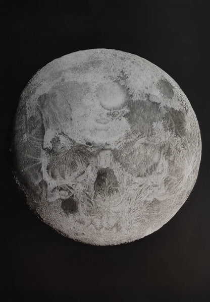 Dibujo hiperrealista de la luna llena sobre fondo negro, mostrando con gran detalle los cráteres y la textura de la superficie lunar y una calavera escondida.