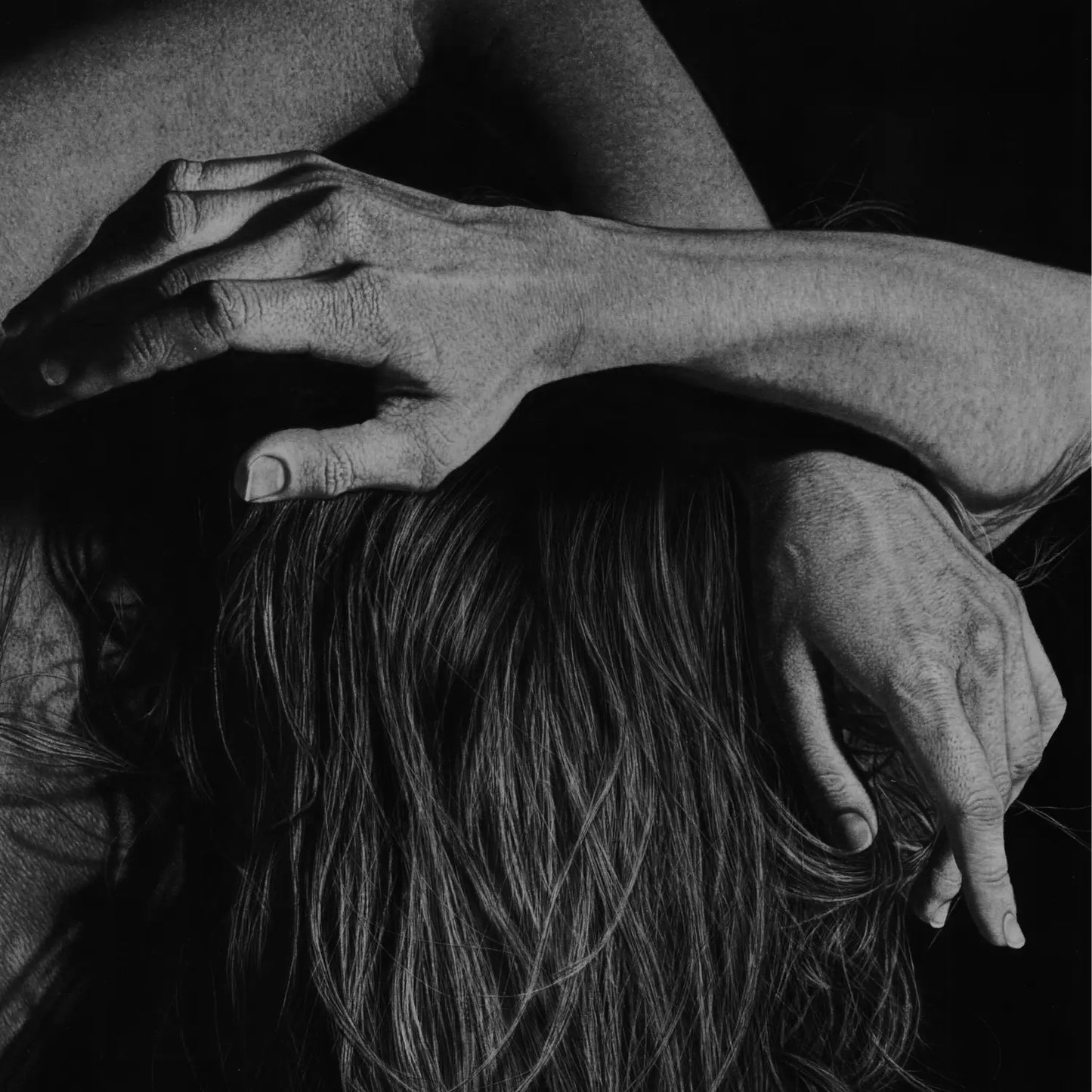 Dibujo a lápiz de carboncillo titulado deseo de un desnudo artístico femenino.