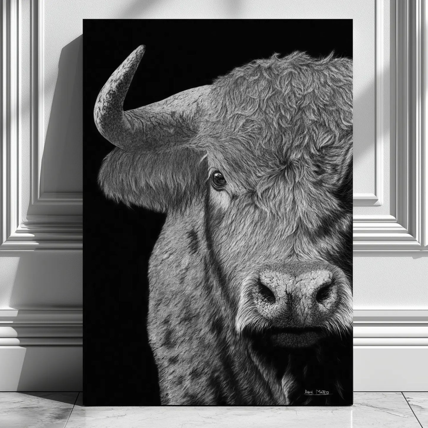 Dibujo a lápiz en hiperrealismo a carboncillo del artista David Mateo de un toro salvaje.