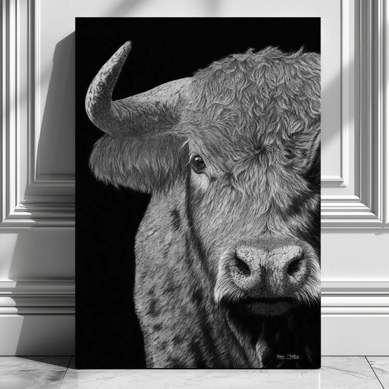 Dibujo a lápiz en hiperrealismo a carboncillo del artista David Mateo de un toro salvaje.