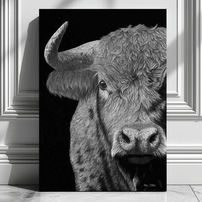 Dibujo a lápiz en hiperrealismo a carboncillo del artista David Mateo de un toro salvaje.