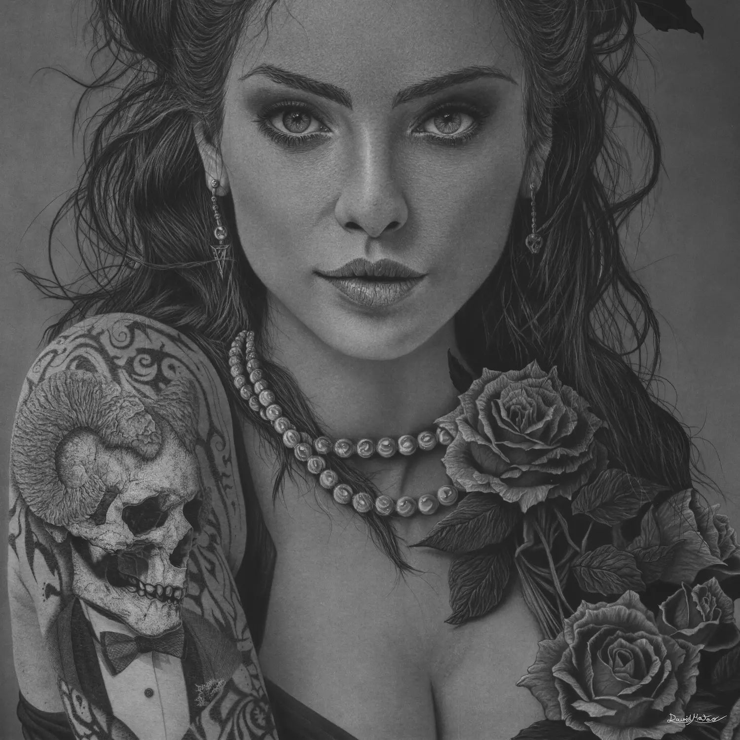 Dibujo a lápiz realista de una mujer gótica con calaveras y rosas del artista David Mateo.
