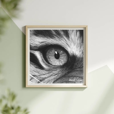 Cuadro decorativo de un primer plano del ojo de un tigre: un dibujo a lápiz de carboncillo con un nivel de detalle extremo en el iris y la textura del pelaje. Exhibe técnica de hiperrealismo.