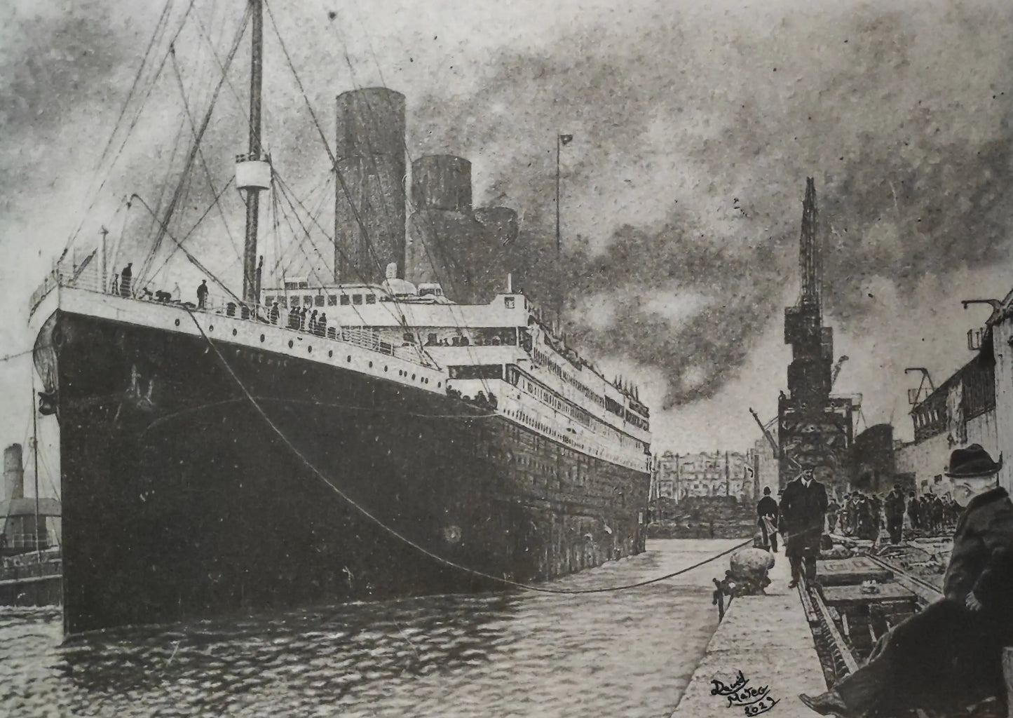 Dibujo original del Titanic atracado en el puerto, obra de arte realista a grafito realizada por David Mateo.