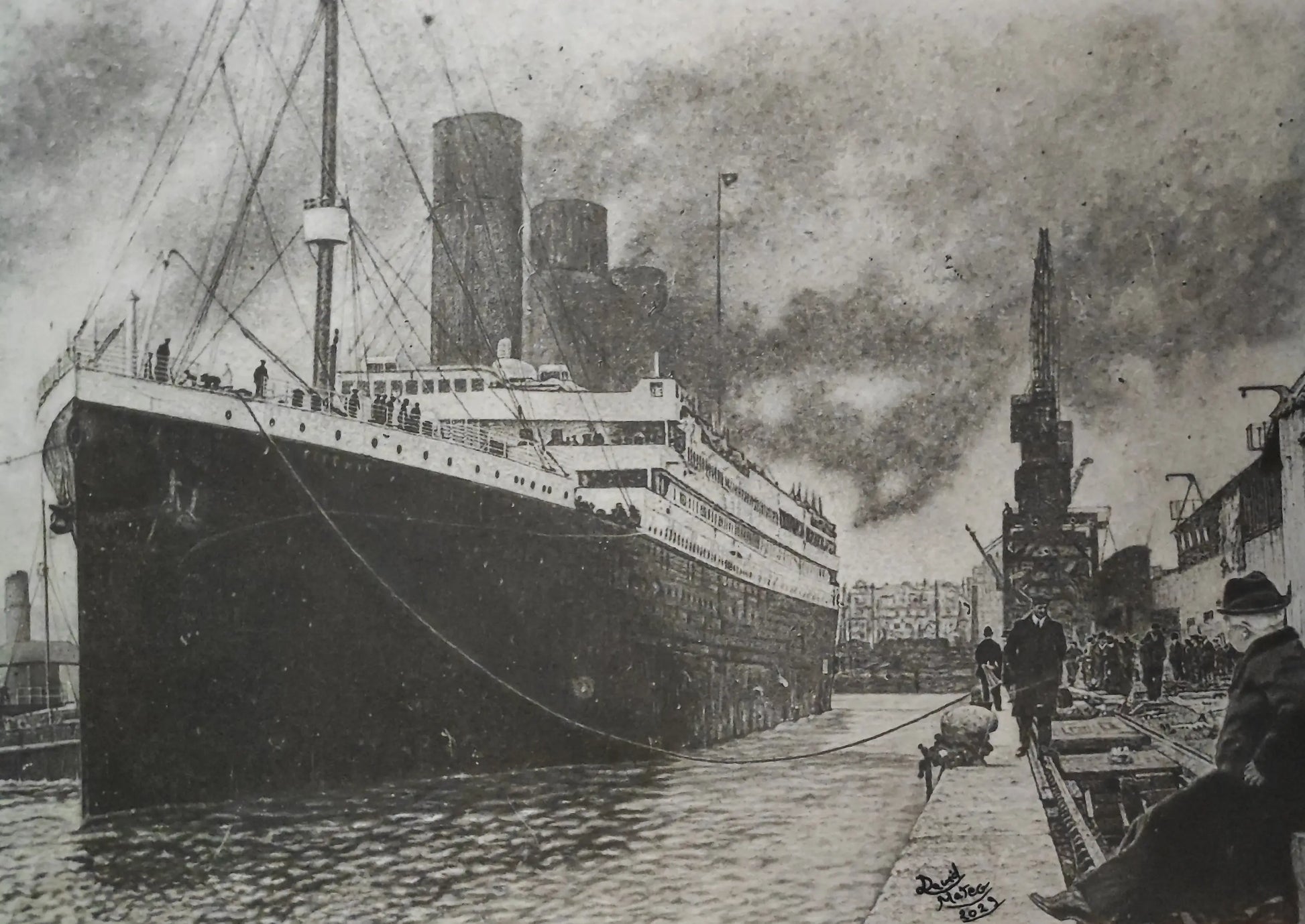 Dibujo original del Titanic atracado en el puerto, obra de arte realista a grafito realizada por David Mateo.