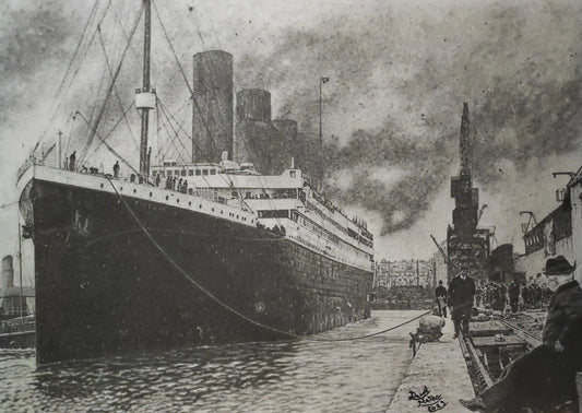 Dibujo original del Titanic atracado en el puerto, obra de arte realista a grafito realizada por David Mateo.