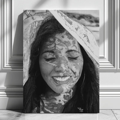 Dibujo realista de una chica sonriendo con un pañuelo de encaje que le crea sombras n el rostro.