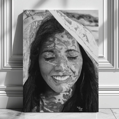 Dibujo realista de una chica sonriendo con un pañuelo de encaje que le crea sombras n el rostro.