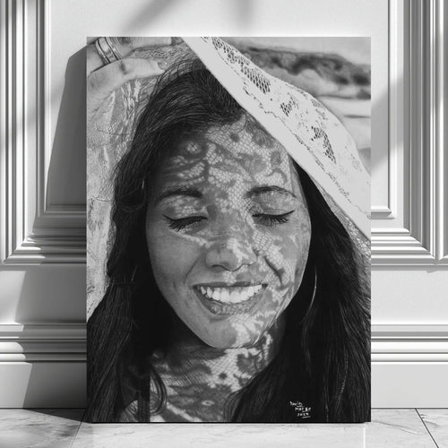 Dibujo realista de una chica sonriendo con un pañuelo de encaje que le crea sombras n el rostro.