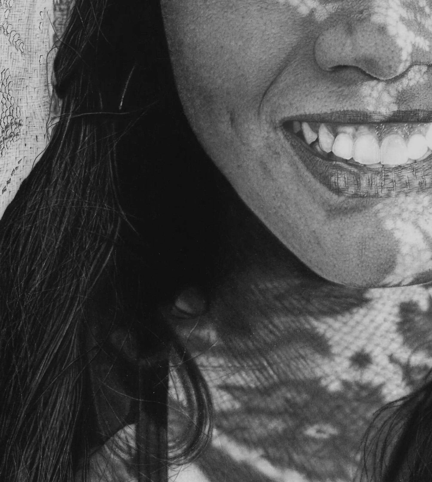 Primer plano de la sonrisa y los dientes, mostrando el realismo en los brillos y el volumen de los labios.