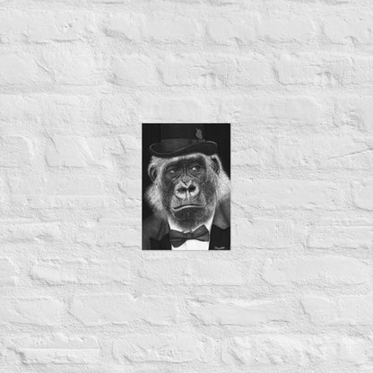 Lámina '¡Qué Mono!' con retrato de gorila en estilo realista, impresa en blanco y negro sobre pared de ladrillo blanco, arte moderno con crítica social.