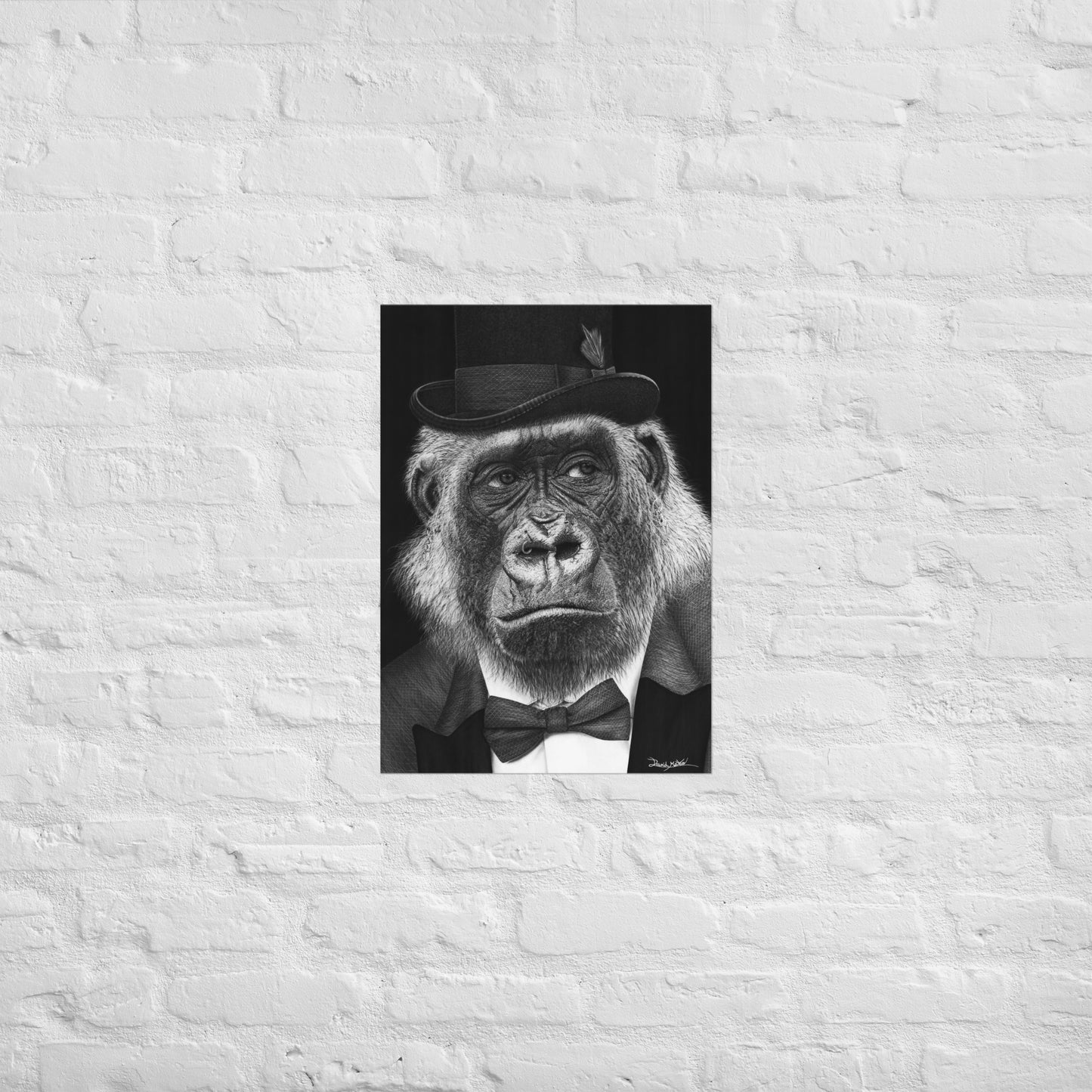 Print artístico de gorila con sombrero de copa y pajarita, estilo satírico y realista, ideal para decoración mural contemporánea en blanco y negro.