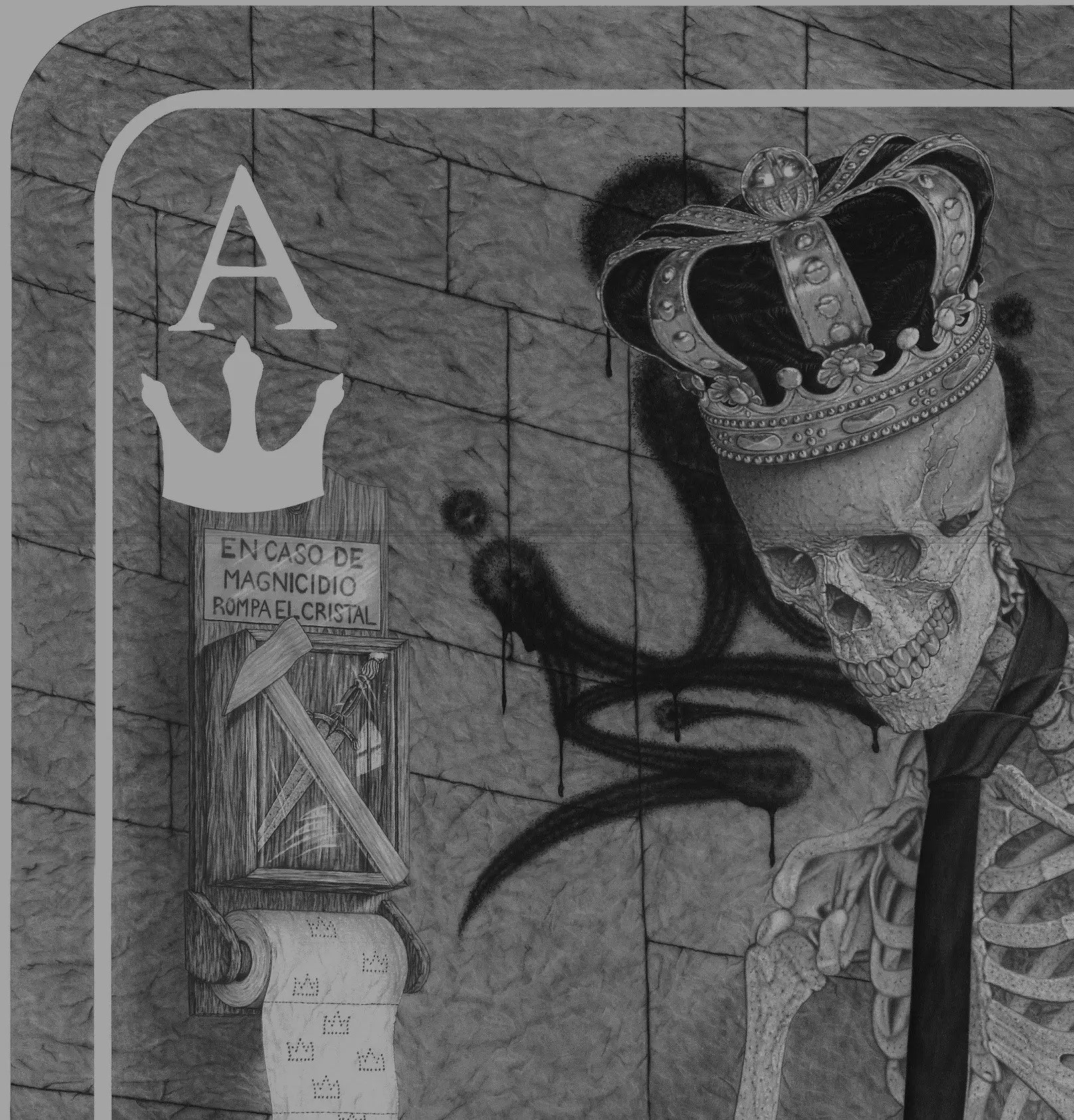 Primer plano de la cabeza del esqueleto con corona y móvil, dibujo en grafito con fuerte carga simbólica.