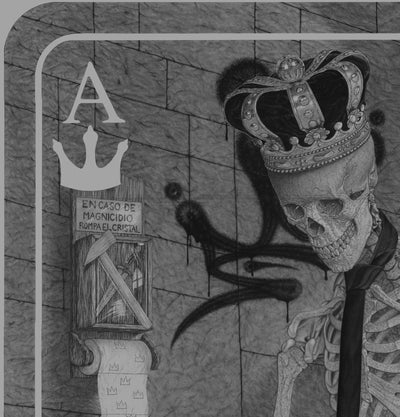 Primer plano de la cabeza del esqueleto con corona y móvil, dibujo en grafito con fuerte carga simbólica.