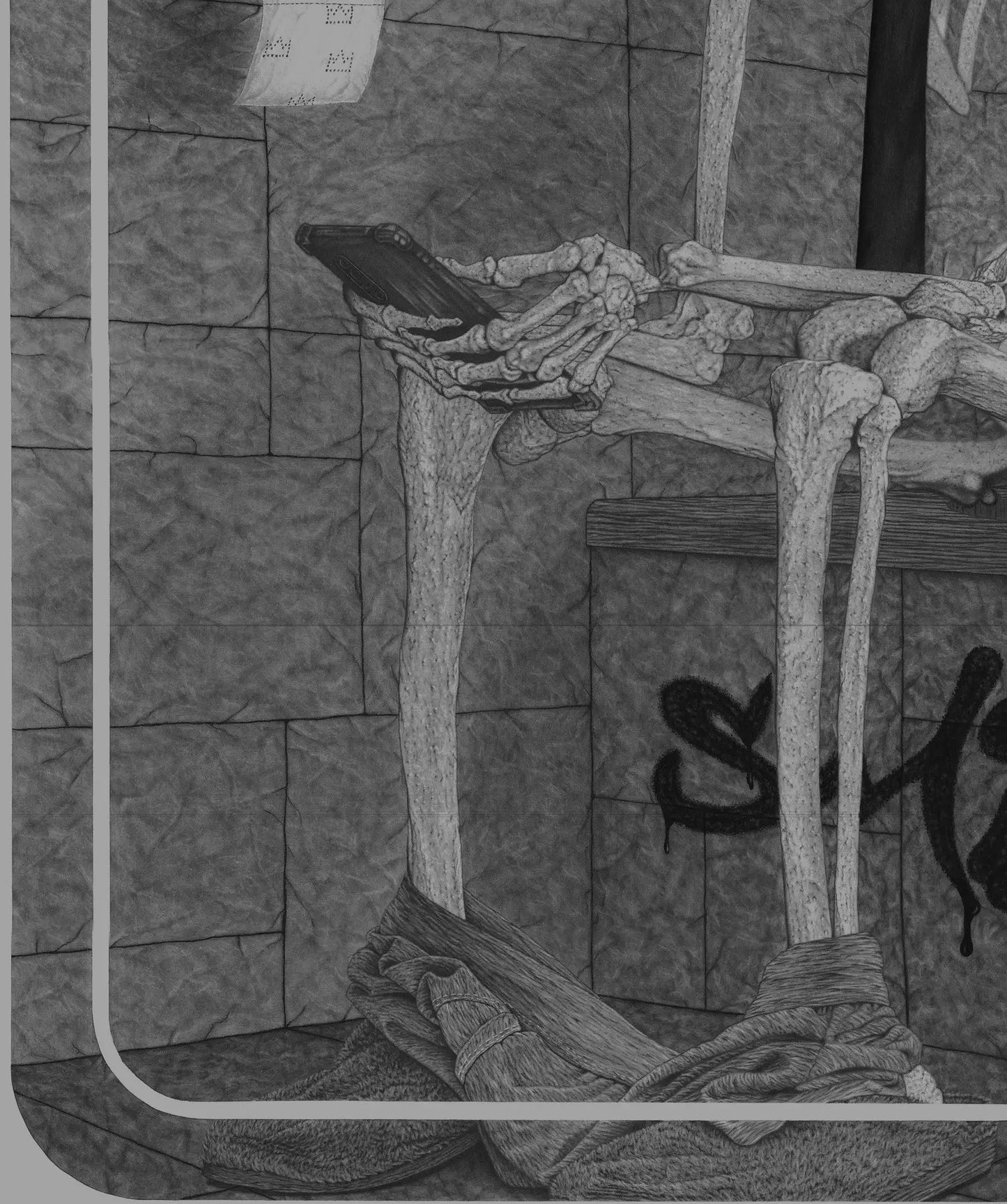 Primer plano de las manos y elementos inferiores del dibujo del esqueleto con temática satírica.