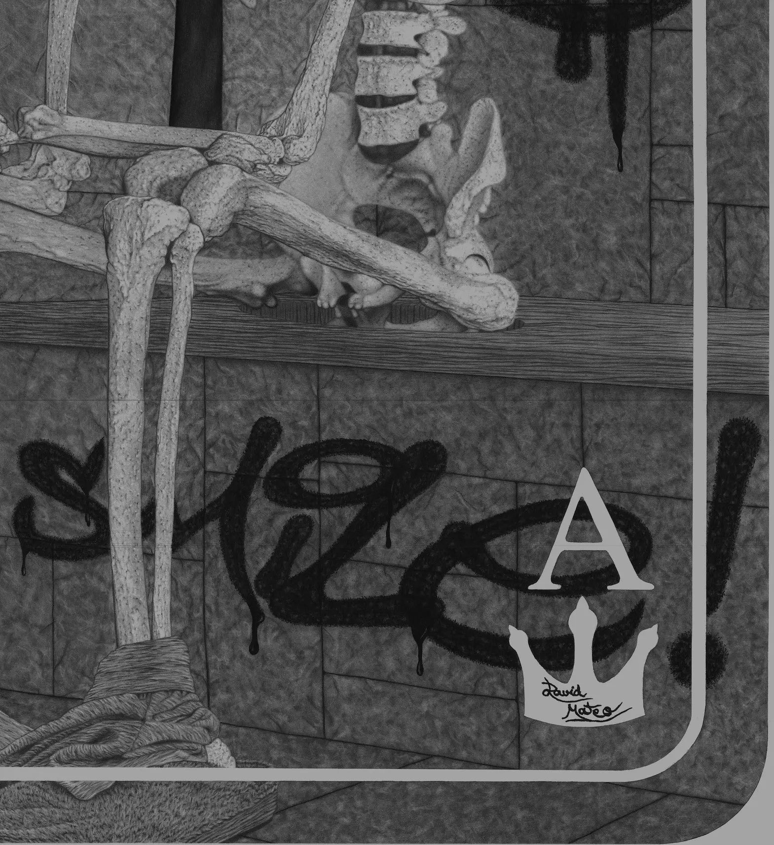 Primer plano de las manos y elementos inferiores del dibujo del esqueleto con temática satírica.