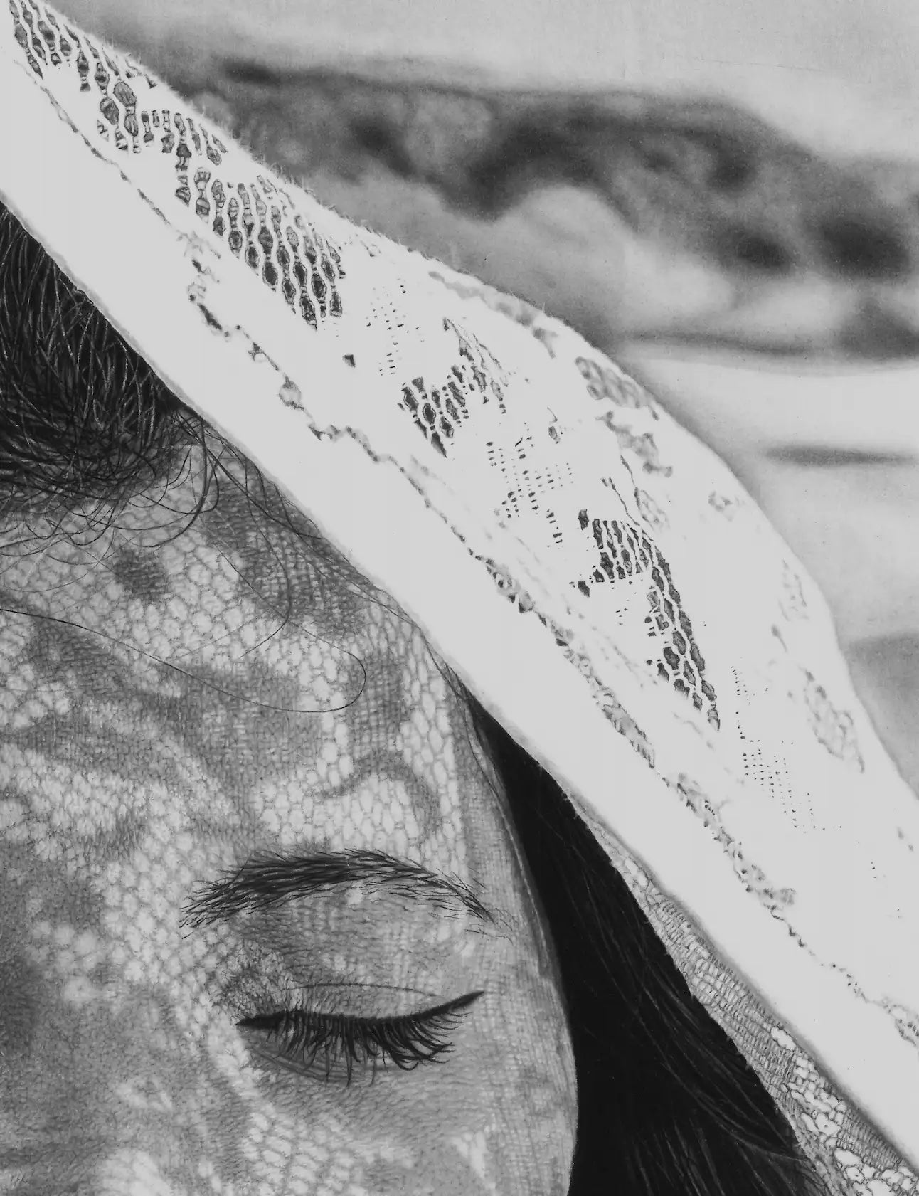 Detalle de los ojos cerrados y la expresión de paz en el retrato, destacando el sombreado suave del grafito.