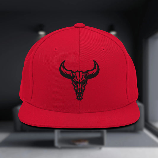 Gorra Snapback roja de alto contraste con el logo de la calavera de toro bordado en negro. El accesorio definitivo para el estilo streetwear audaz.