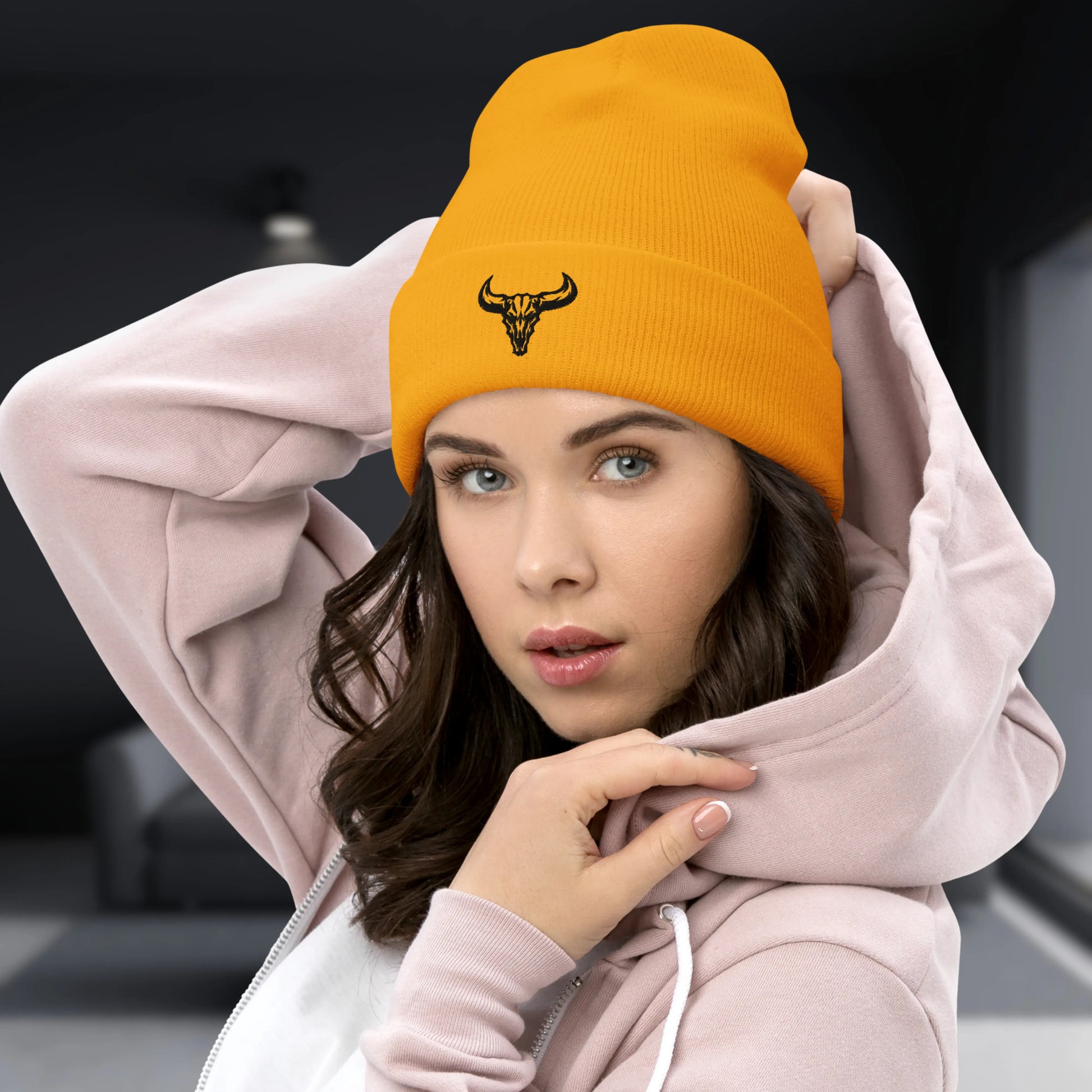 Gorro de invierno para amantes del arte gótico/alternativo. Lleva el icónico logo de la calavera de toro de David Mateo, uniendo moda y diseño.