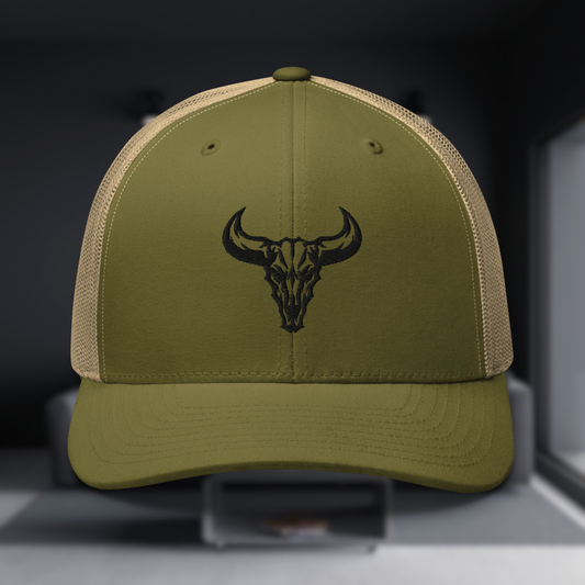 Gorra trucker de color verde oliva claro con el logo de la calavera de toro de David Mateo Art bordado en negro en el frontal.