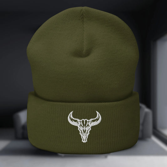 Gorro de invierno (beanie) de punto con el logo de la calavera de toro bordado en blanco puro. El logo destaca fuertemente sobre el color oscuro del gorro.