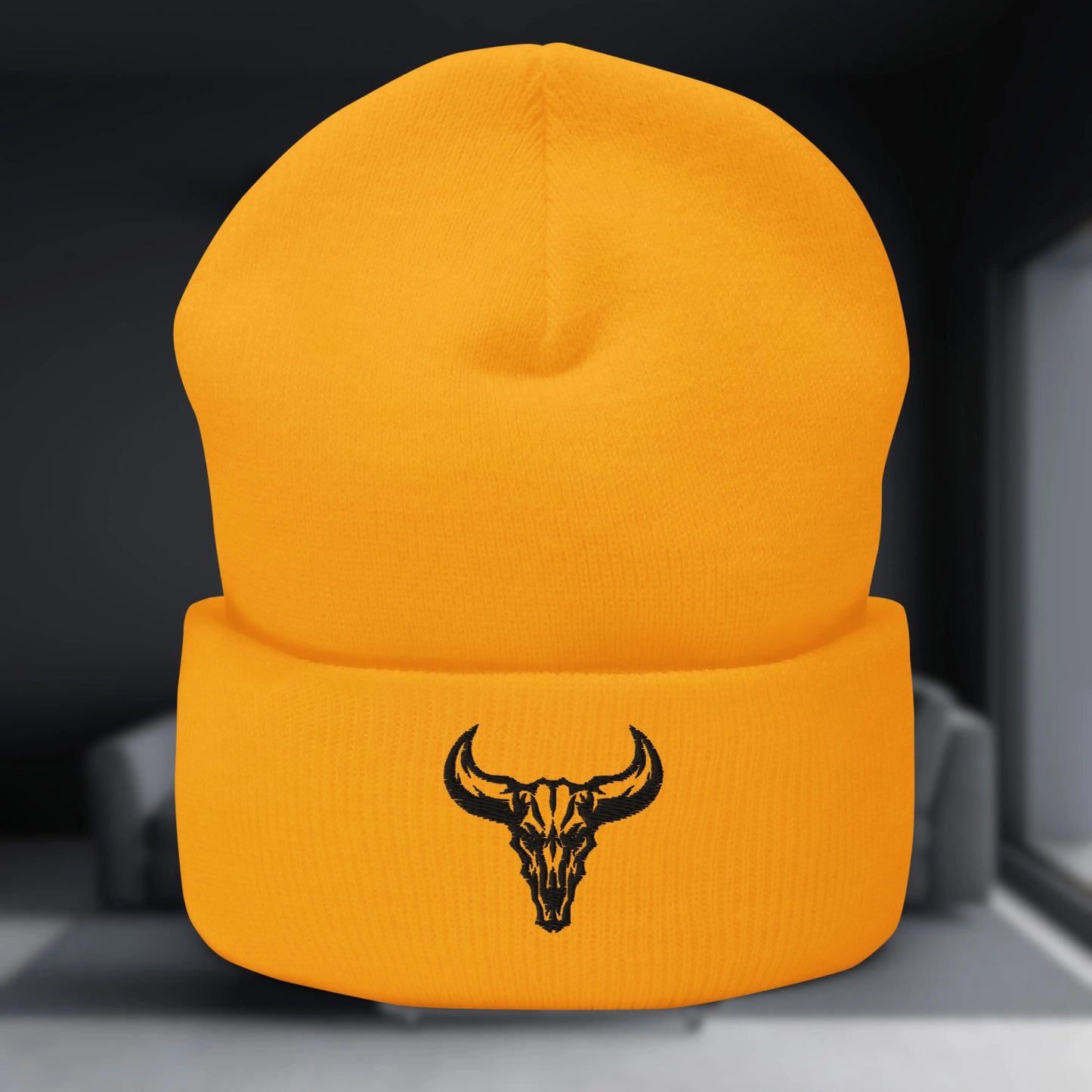 Gorro de invierno (beanie) de punto, color naranja brillante, con el logo del cráneo de toro bordado en negro. Accesorio perfecto de streetwear para el frío.