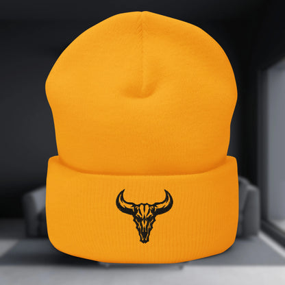 Gorro de invierno (beanie) de punto, color naranja brillante, con el logo del cráneo de toro bordado en negro. Accesorio perfecto de streetwear para el frío.