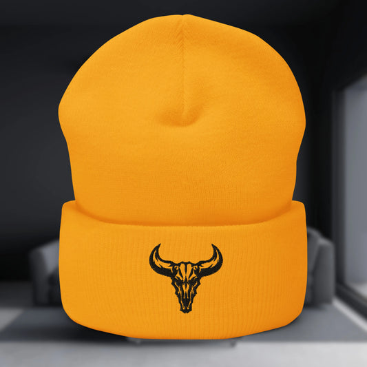 Gorro de invierno (beanie) de punto, color naranja brillante, con el logo del cráneo de toro bordado en negro. Accesorio perfecto de streetwear para el frío.